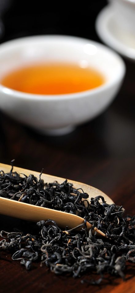 茶马小说 App 夜读模式截图，深色背景配暖灰文字，页面亮度柔和，底部显示剩余阅读时间估算