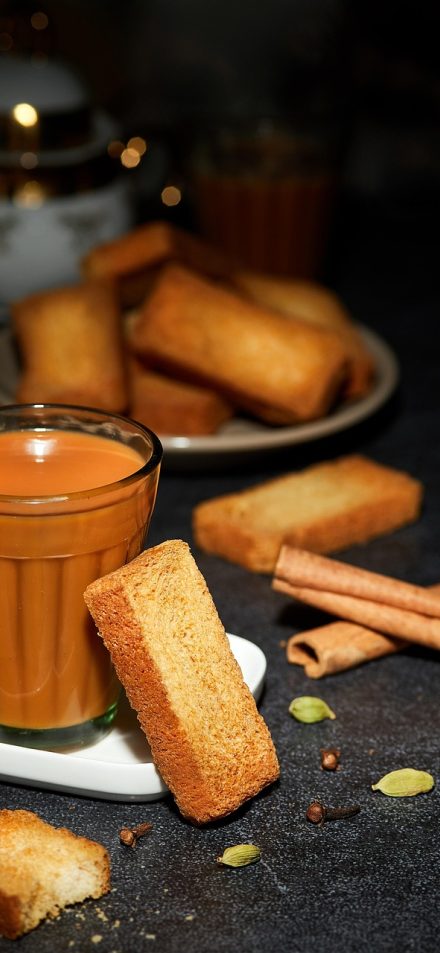 茶马小说 App 编辑专题页截图，主题书单卡片竖向排列，每张卡片配有导读文字与收录书目数量